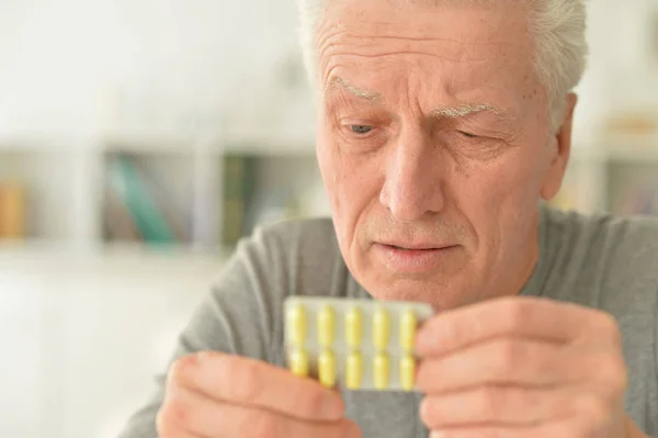 Älterer Kranker Mann Mit Tabletten Der Hand — Stockfoto