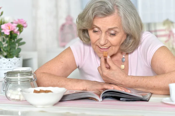 Portrait Happy Aged Woman Reading Magazine — Stock Photo, Image