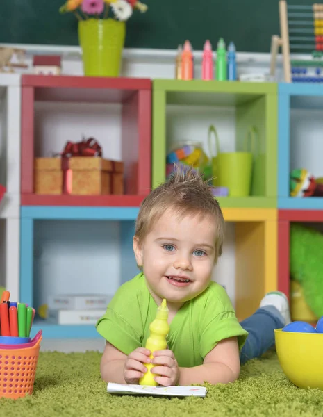 Menino Bonito Brincando Com Brinquedo Casa Jardim Infância — Fotografia de Stock