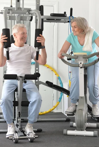 Pareja Mayor Sonriente Activa Haciendo Ejercicio Gimnasio — Foto de Stock