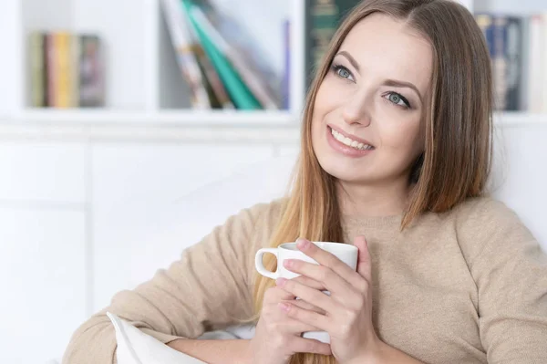 Mooie Jongedame Met Een Kopje Thee Bank Thuis — Stockfoto