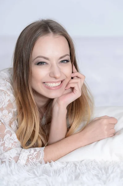 Mooie Jonge Vrouw Liggend Zacht Bed — Stockfoto