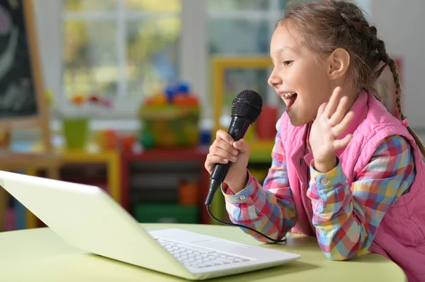 Entzückendes Kleines Mädchen Mit Modernem Laptop Und Karaoke Singen — Stockfoto