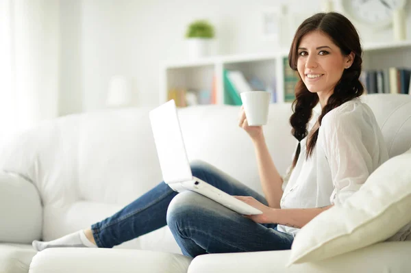 Junge Schöne Frau Mit Laptop Auf Dem Sofa Hause — Stockfoto