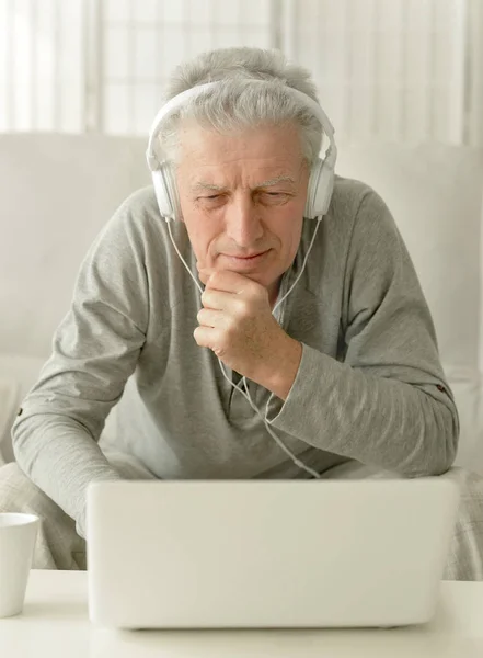 Счастливый Пожилой Человек Пользуется Ноутбуком Дома — стоковое фото