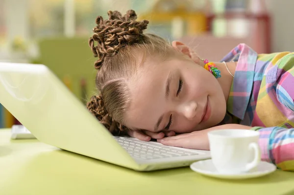 Entzückendes Kleines Mädchen Schläft Auf Weißem Laptop — Stockfoto