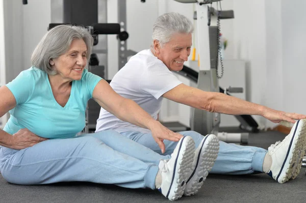 Aktiva Leende Äldre Par Träning Gym — Stockfoto