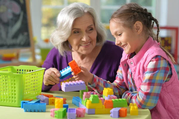 Großmutter spielt mit Enkelin — Stockfoto