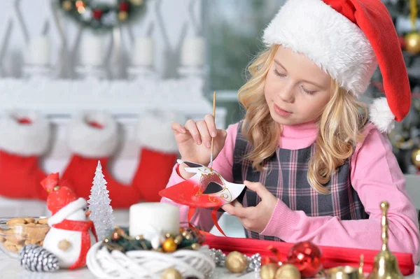 Portrét Šťastná Dívka Santa Hat Připravují Vánoce Stolu — Stock fotografie