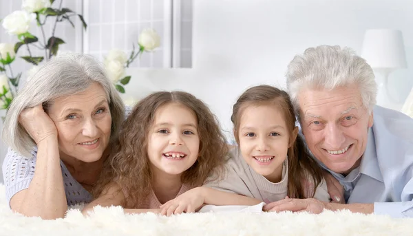 Retrato Una Feliz Pareja Ancianos Con Nietos Casa —  Fotos de Stock