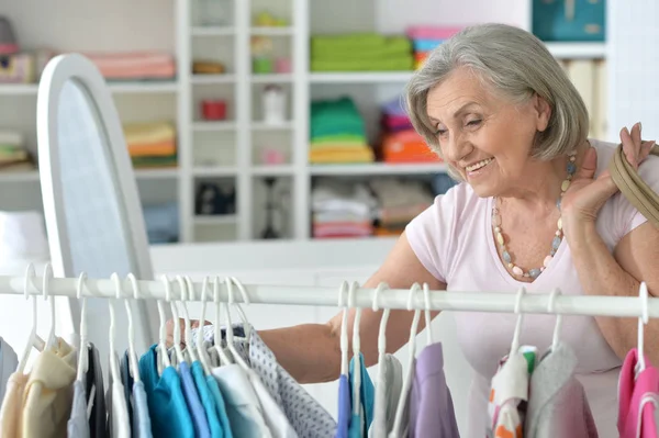 Старшая Женщина Выбирает Рубашку Магазине — стоковое фото