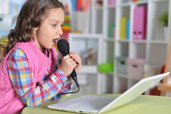 Adorable Niña Usando Portátil Moderno Cantando Karaoke — Foto de Stock