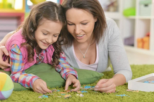 Madre Con Hija Pequeña Coleccionando Rompecabezas — Foto de Stock