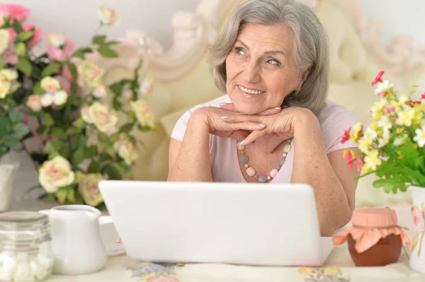 Starsza Kobieta Pracująca Laptopem Domu — Zdjęcie stockowe
