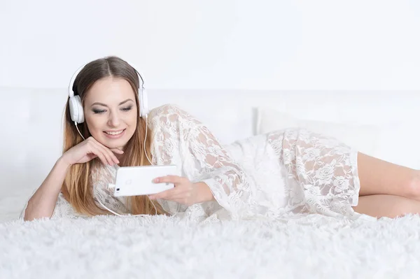 Mooie Jongedame Luisteren Naar Muziek Sofa Thuis — Stockfoto