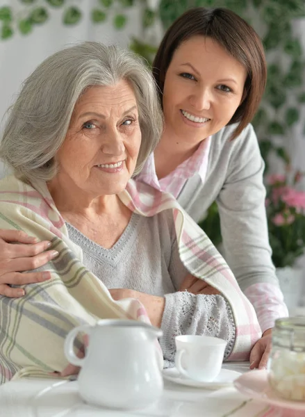 Portret Van Senior Vrouw Met Dochter Drinken Thee Thuis — Stockfoto