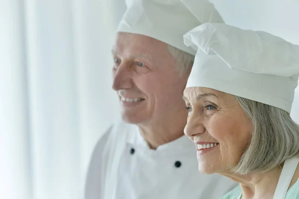 微笑的高级厨师夫妇在厨房 — 图库照片