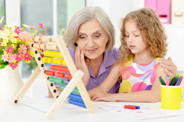 Porträt Von Großmutter Und Enkelin Bei Den Hausaufgaben Hause — Stockfoto