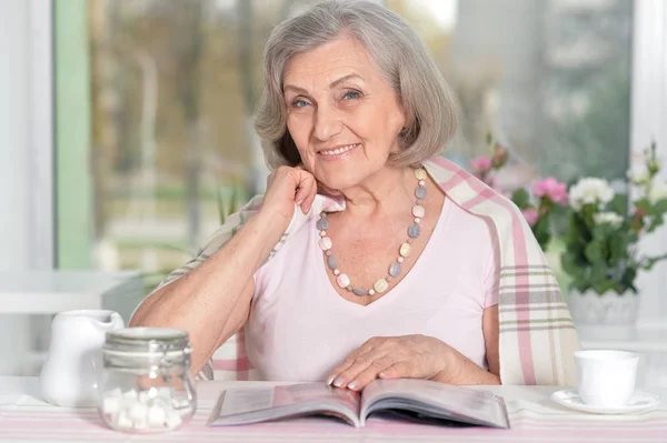 雑誌を読む幸せな高齢女性の肖像画 — ストック写真