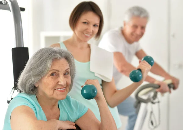 Aktive Lächelnde Menschen Die Fitnessstudio Trainieren — Stockfoto