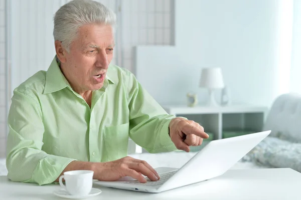 Gelukkig Senior Man Met Laptop Thuis — Stockfoto