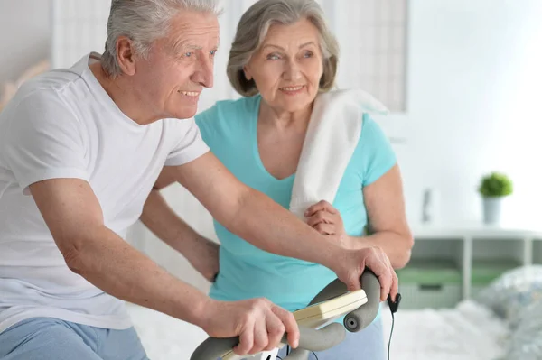 Aktives Lächelndes Seniorenpaar Trainiert Fitnessstudio — Stockfoto