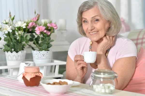 Счастливая Пожилая Женщина Отдыхает Дома Чашкой Чая — стоковое фото