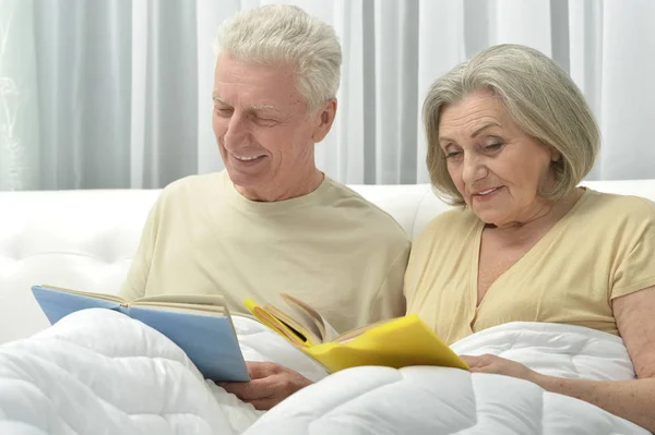 Ευτυχής Ανώτερος Ζευγάρι Ανάγνωση Στο Κρεβάτι — Φωτογραφία Αρχείου