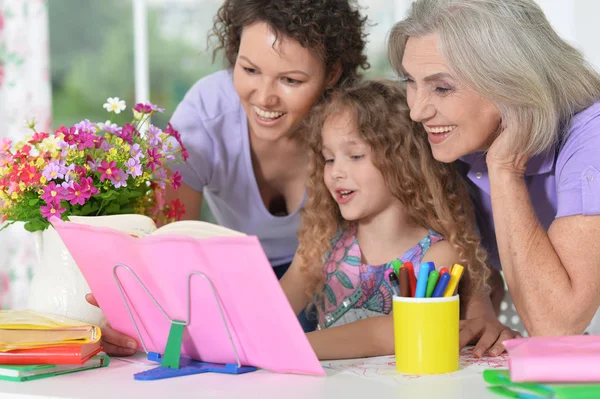 Drei Generationen Von Frauen Aus Einer Familie Die Gemeinsam Hausaufgaben — Stockfoto