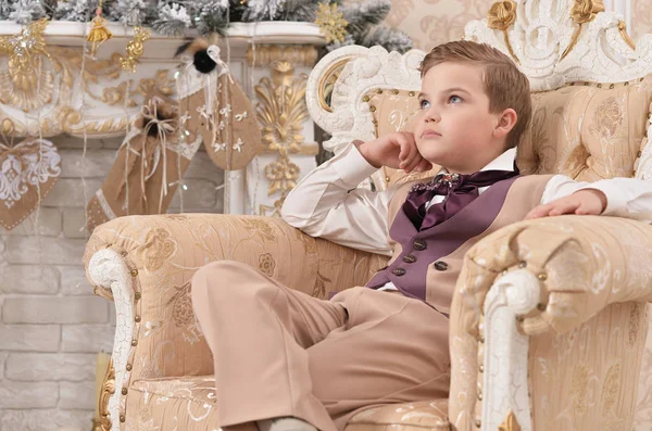 圣诞节坐在椅子上的小男孩的画像 — 图库照片