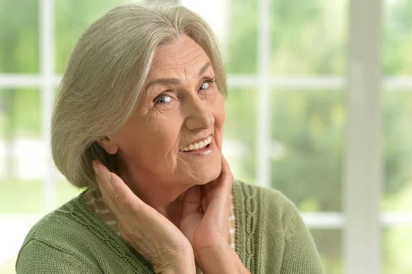 Porträt Einer Schönen Glücklichen Frau Hause — Stockfoto