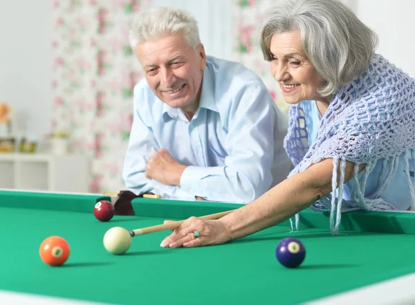 Gülümseyen Kıdemli Çift Birlikte Bilardo Oynarken — Stok fotoğraf