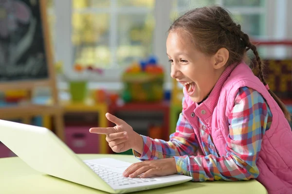 Porträt Eines Süßen Kleinen Mädchens Tisch Mit Laptop — Stockfoto