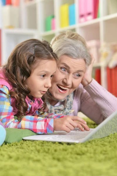 Retrato Avó Filha Usando Laptop — Fotografia de Stock