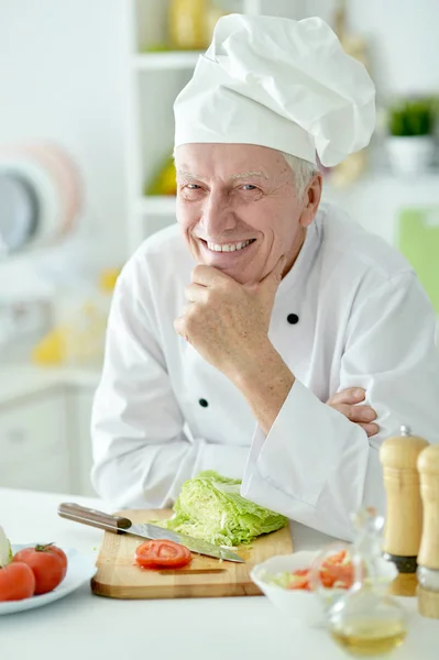 Oudere Mannelijke Chef Kok Koken Salade — Stockfoto