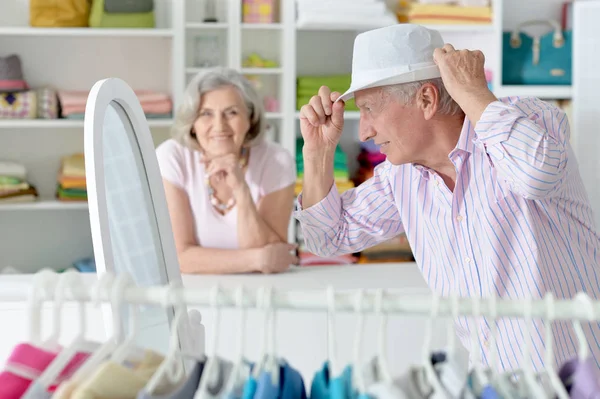 Coppia Anziana Che Sceglie Cappello Negozio — Foto Stock