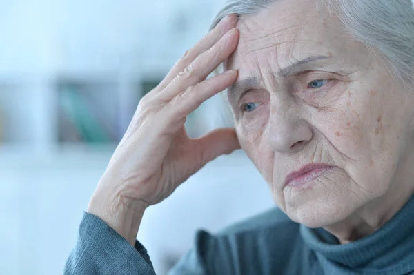 Retrato Uma Bela Mulher Idosa Triste Close — Fotografia de Stock