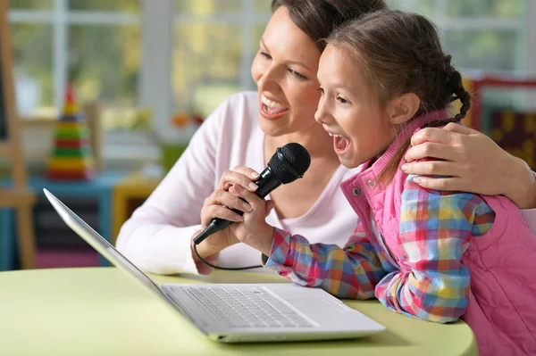 Porträtt Lycklig Mor Och Dotter Spela Spelet Laptop — Stockfoto