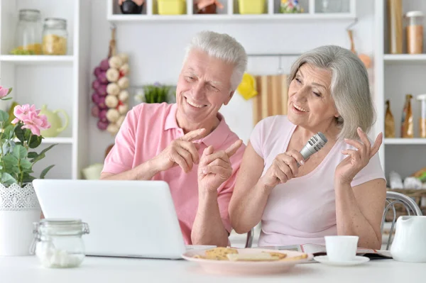 Senior Paar Man Vrouw Zingen Liedjes — Stockfoto