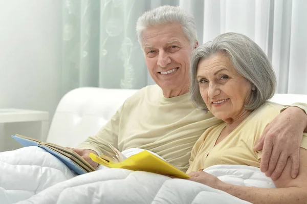 Szczęśliwa Para Starszy Czytania Łóżku — Zdjęcie stockowe
