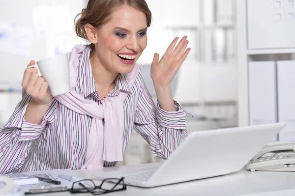 Ung Attraktiv Kvinna Som Arbetar Laptop Office — Stockfoto