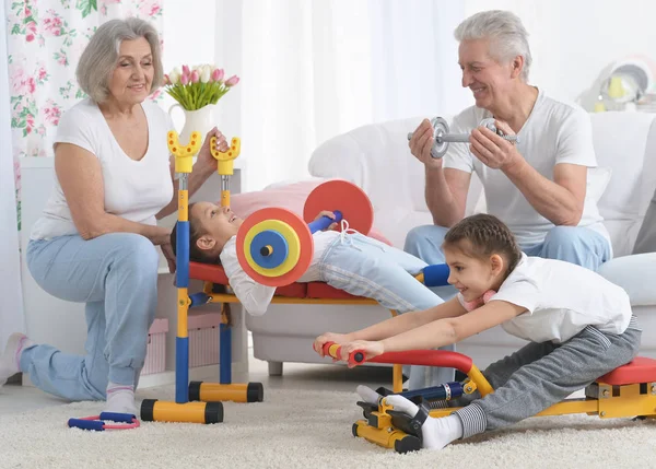 Großeltern Und Kleine Enkelinnen Bei Übungen Hause — Stockfoto