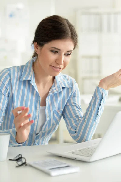 Jonge Aantrekkelijke Vrouw Die Laptop Kantoor Werkt — Stockfoto