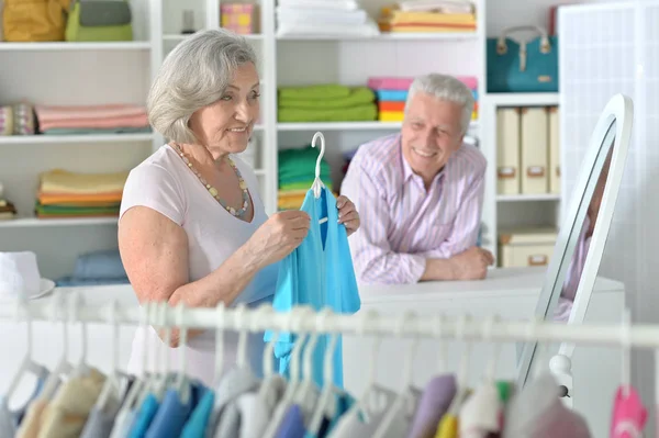 Seniorenpaar Wählt Kleidung Geschäft — Stockfoto