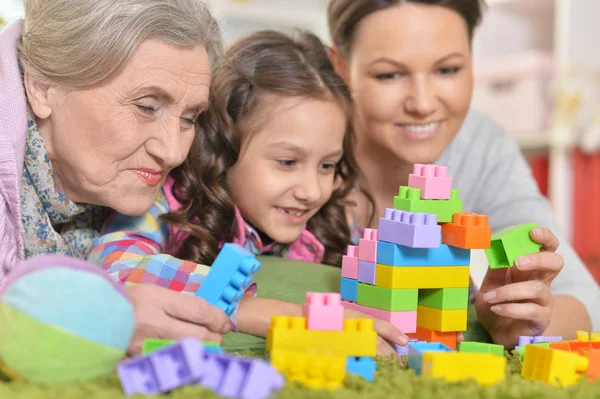 Feliz Família Sorridente Brincando Com Blocos Plástico Coloridos — Fotografia de Stock