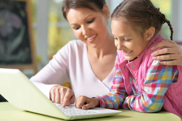 Portret Van Gelukkig Moeder Dochter Met Behulp Van Laptop — Stockfoto