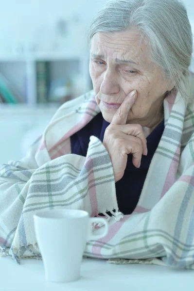 Portret Smutny Starszy Kobiety Bólem Głowy Domu — Zdjęcie stockowe
