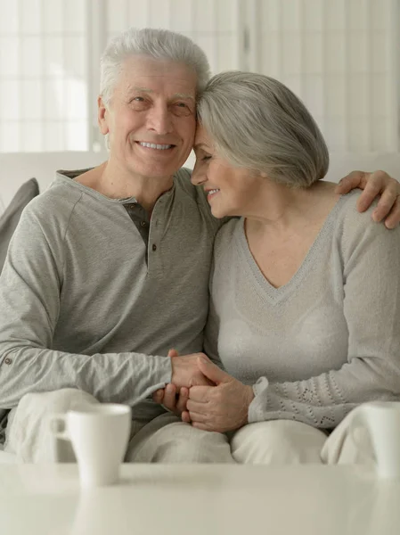 Feliz Pareja Ancianos Bebiendo —  Fotos de Stock