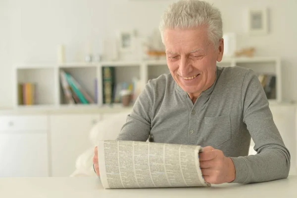 Senioren Die Krant Lezen — Stockfoto