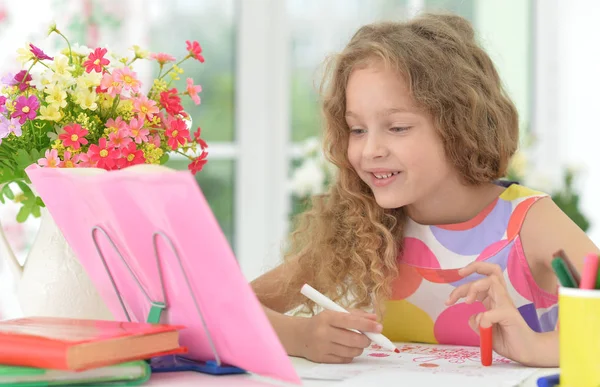 Piccola Ragazza Carina Lettura Libro Tavola Casa — Foto Stock